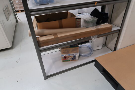 Lagerreol med indhold