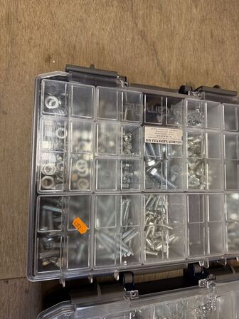 4 stk. sortimentskasser med bolte, møtrikekr og skruer