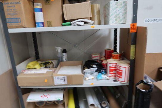 Lagerreol med indhold