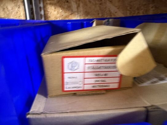 2 stk. stålreoler med diverse reservedele, skruer m.m.