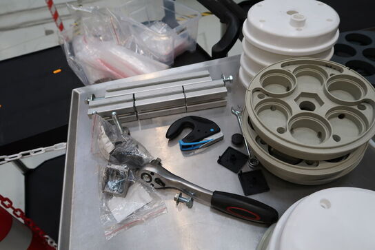 Div. Varelager og reservedele på bord