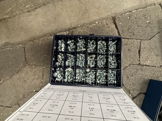 Diverse clips, skruer m.m.