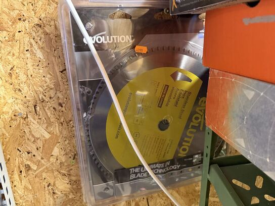 Stålreol med diverse skruer, søm m.m.