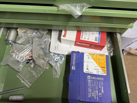 Stålreol med diverse skruer, søm m.m.