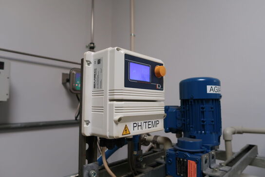 Plasttank med omrører med Tempereringsaggregat BOE-THERM Multi-Temp 95