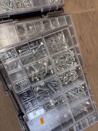 4 stk. sortimentskasser med bolte, møtrikekr og skruer