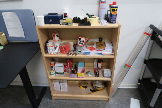 Computerskærm SAMSUNG S24E450, tastatur, mus samt reol med indhold