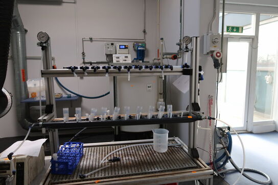 Teststation med div. Trykmålere m.m. (pumper medfølger ikke)