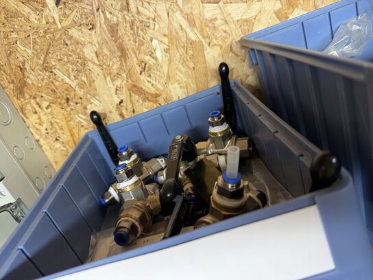 Stålreol med bolte, møtrikker m.m.