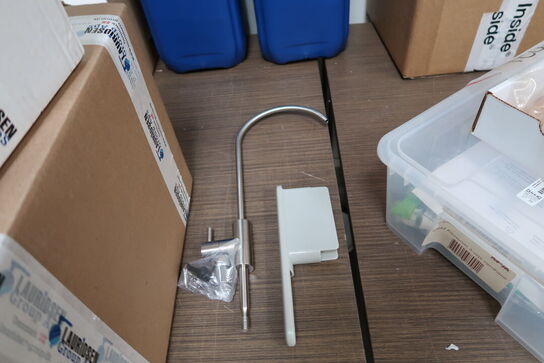 2 stk. borde med div. Filtre, armatur m.m.