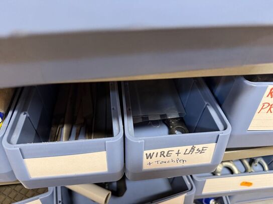 Stålreol med bolte, møtrikker m.m.