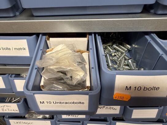 Stålreol med bolte, møtrikker m.m.