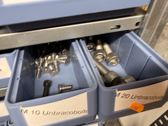 Stålreol med bolte, møtrikker m.m.