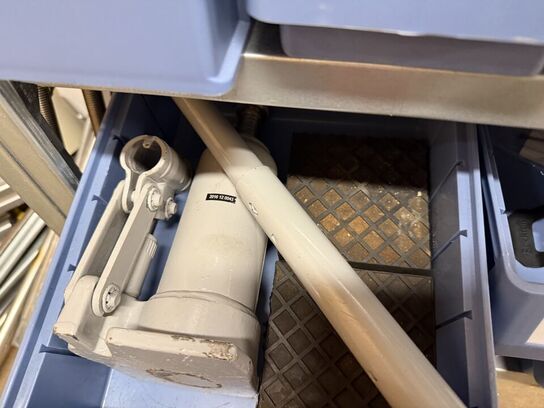 Stålreol med bolte, møtrikker m.m.