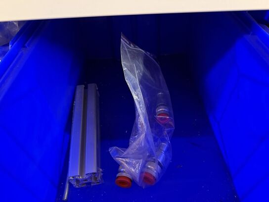 2 stk. stålreoler med diverse reservedele, skruer m.m.