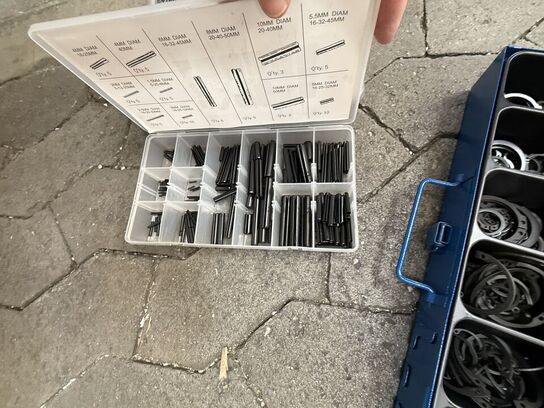 Diverse clips, skruer m.m.