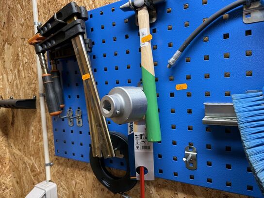 Værktøjsvæg med diverse værktøj, bor m.m.