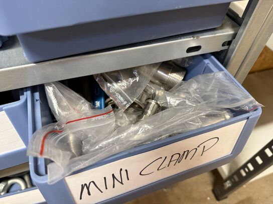 Stålreol med bolte, møtrikker m.m.