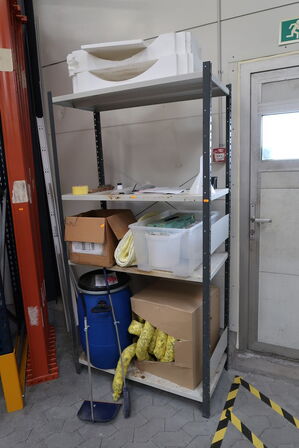 Lagerreol med indhold