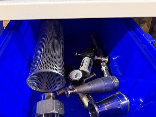 2 stk. stålreoler med diverse reservedele, skruer m.m.