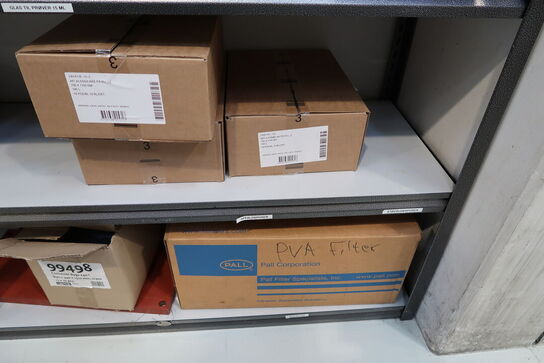 2 stk. lagerreoler med div. Engangshandsker, filtre, affaldsække m.m.