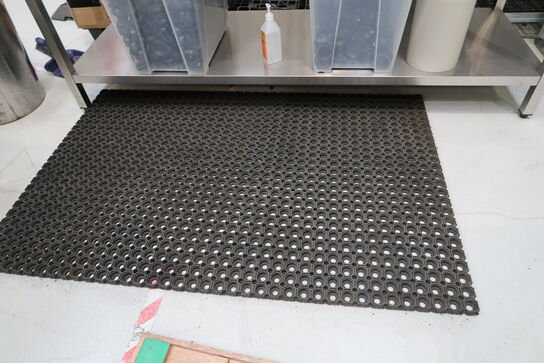 Gummimåtte samt div. Kasser med indhold