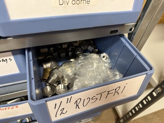 Stålreol med bolte, møtrikker m.m.