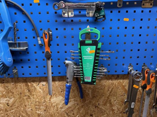 Værktøjsvæg med diverse værktøj, bor m.m.