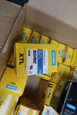 Kasse med tilbehør til labelprinter DYMO