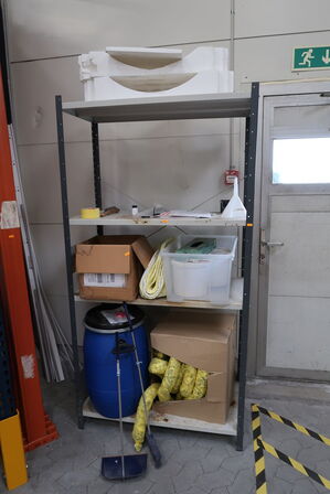 Lagerreol med indhold