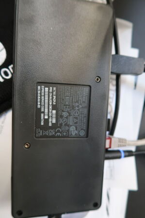 Computerskærm SAMSUNG S24E450, tastatur, mus, dockingstation DELL