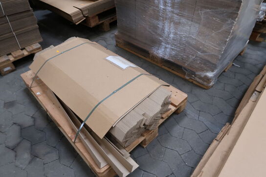 3 stk. paller med papkasser