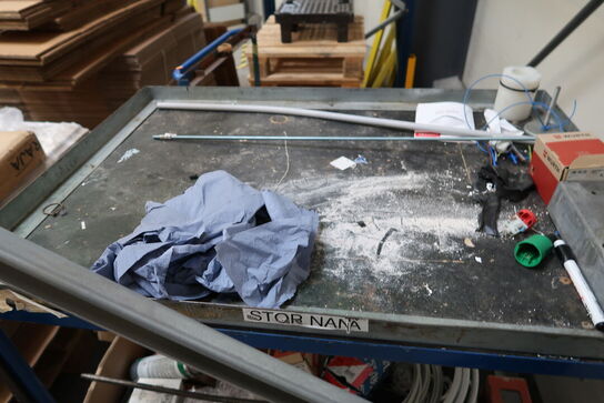 Opbevaringsvogn med indhold