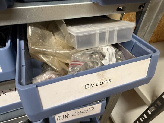 Stålreol med bolte, møtrikker m.m.