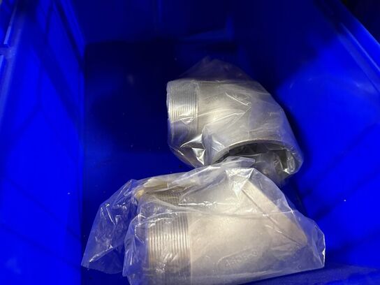 2 stk. stålreoler med diverse reservedele, skruer m.m.