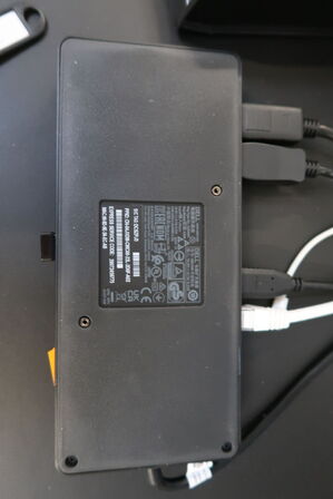 2 stk. computerskærme SAMSUNG S24C650, tastatur, mus, dockingstation