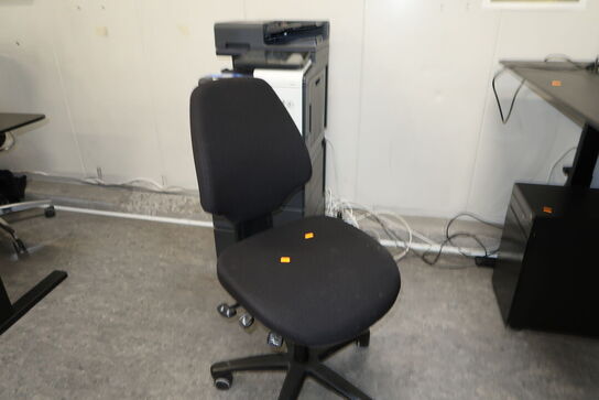 El. hæve/sænke skrivebord uden indhold samt kontorstol og skuffemodul