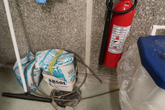 Skraldespand, afrullerstativ m.m.