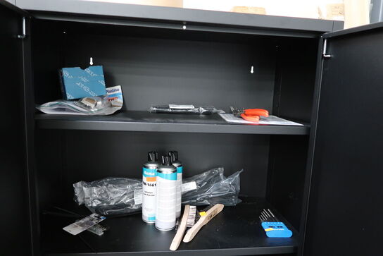 Stålskab med indhold