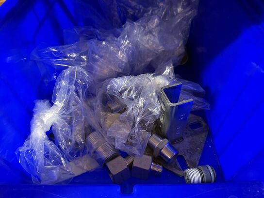 2 stk. stålreoler med diverse reservedele, skruer m.m.