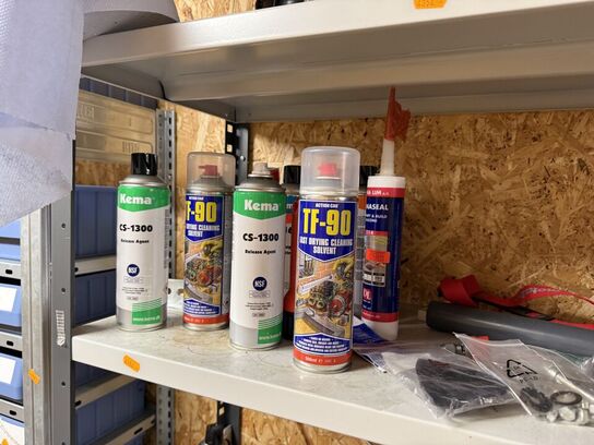 2 stk. stålreoler med diverse reservedele, skruer m.m.