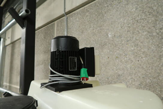 2 stk. tønder med pumpe