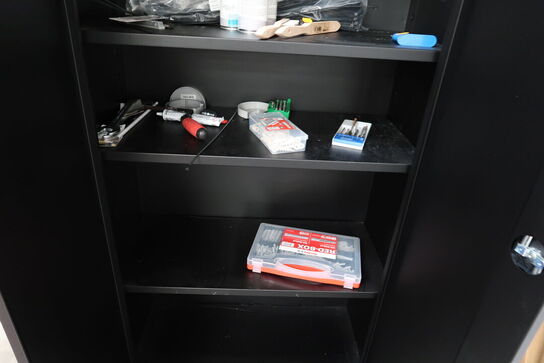 Stålskab med indhold