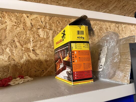 2 stk. stålreoler med diverse reservedele, skruer m.m.