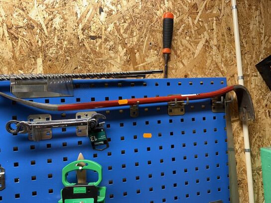 Værktøjsvæg med diverse værktøj, bor m.m.