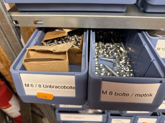 Stålreol med bolte, møtrikker m.m.