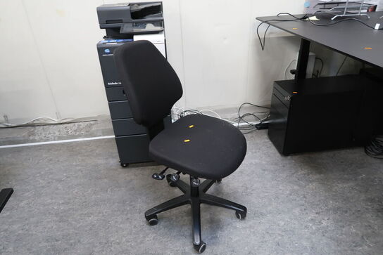 El. hæve/sænke skrivebord uden indhold samt kontorstol og skuffemodul