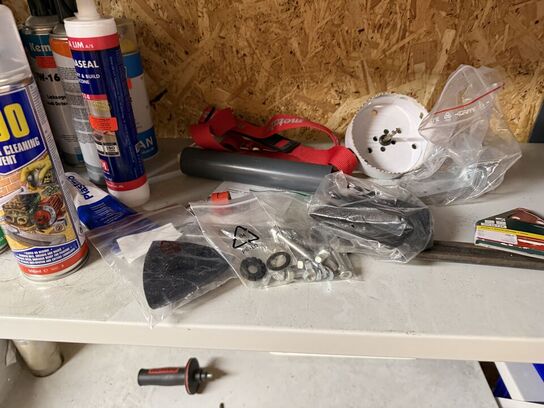 2 stk. stålreoler med diverse reservedele, skruer m.m.