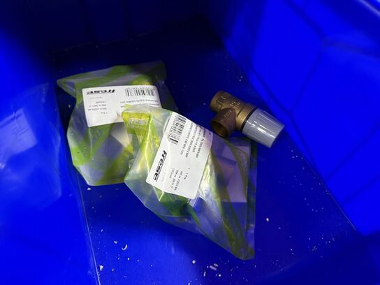 2 stk. stålreoler med diverse reservedele, skruer m.m.