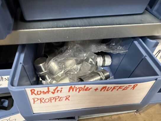 Stålreol med bolte, møtrikker m.m.